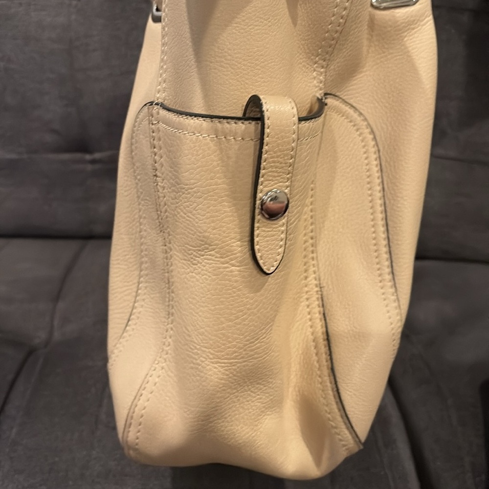Prada Cream Hobo Bag with Luxurious Leather Finish - Picture 3 of 6